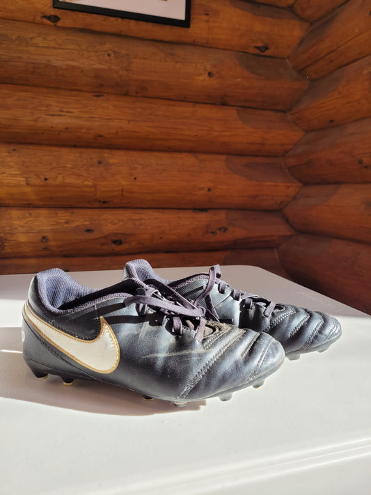 USED - Size 4 Nike Soccer Cleats